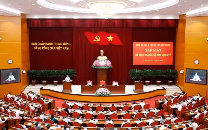 La rencontre entre le secrétaire général du Parti communiste du Vietnam et président de la République, To Lam et des cadres planifiés pour hauts postes de direction. Photo : VNA.