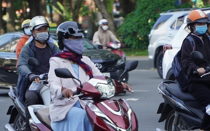 À Hô Chi Minh-Ville, une rare vague de froid surprend les habitants. Photo: NLĐ