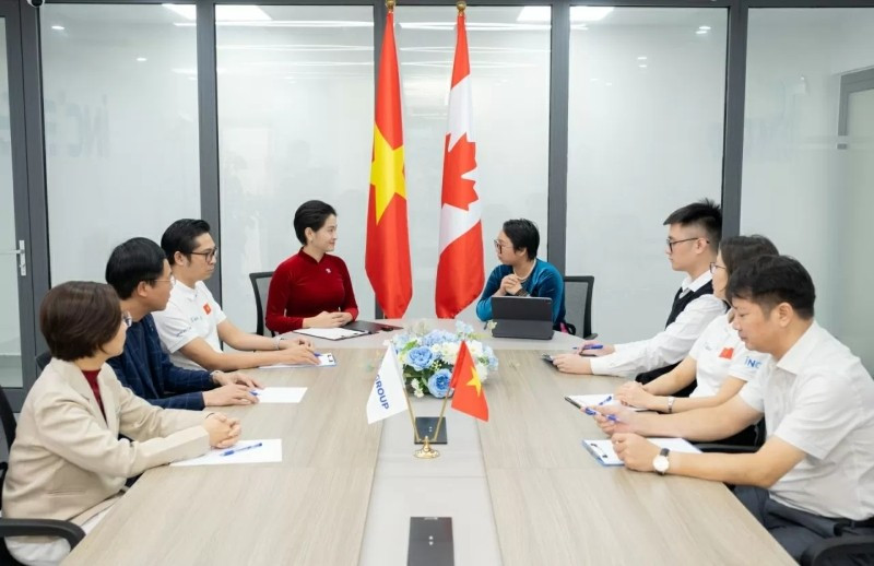 Les participants à la table ronde. Source : VNA.