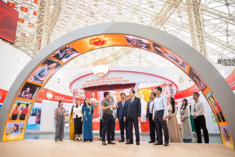 Le président de l'Assemblée nationale (AN) Trân Thanh Mân inspecte les préparatifs de l'exposition "Histoire et mission de l'AN du Vietnam", organisée au Centre national des expositions à Dông Anh, à Hanoï. Photo : VNA.