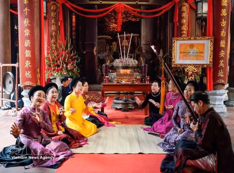 Des artistes interprètent des formes d’art traditionnel dans l’espace du temple Bach Ma, dans le quartier de Hoan Kiem, à Hanoï. Photo: VNA