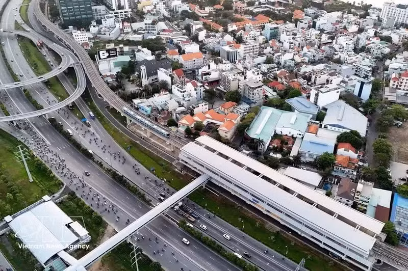 Une rame de métro arrive à la station de Rach Chiec sur la ligne 1 (Ben Thanh-Suoi Tien. Photo : VNA.