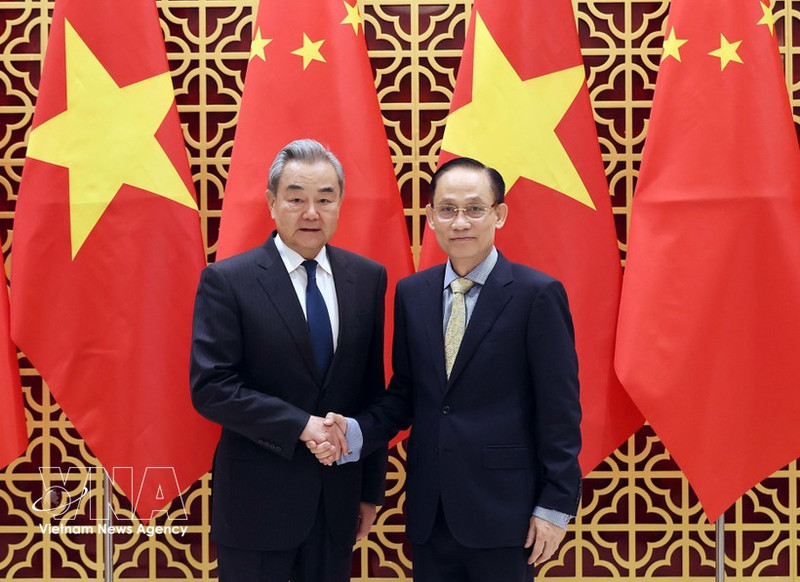 Le ministre vietnamien des Affaires étrangères Lê Hoài Trung (droite) et son homologue chinois Wang Yi. Photo : VNA.