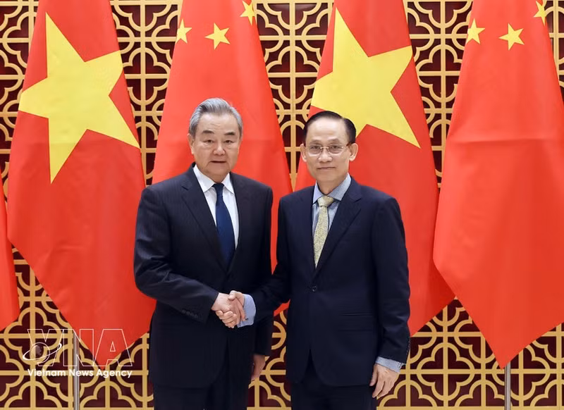 Le ministre vietnamien des Affaires étrangères Lê Hoài Trung (droite) et son homologue chinois Wang Yi. Photo : VNA.