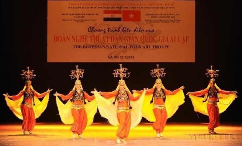 Des artistes égyptiens interprètent une danse traditionnelle à l'Opéra de Hanoï, le 22 janvier 2014. Photo : VNA.