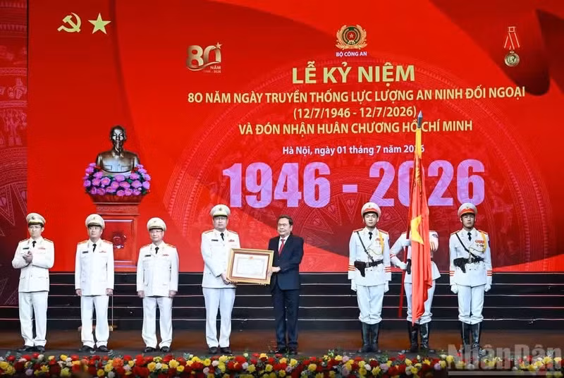 Le président de l’Assemblée nationale, Tran Thanh Man, remet l’Ordre de Hô Chi Minh à la Force de sécurité extérieure. Photo : NDEL.