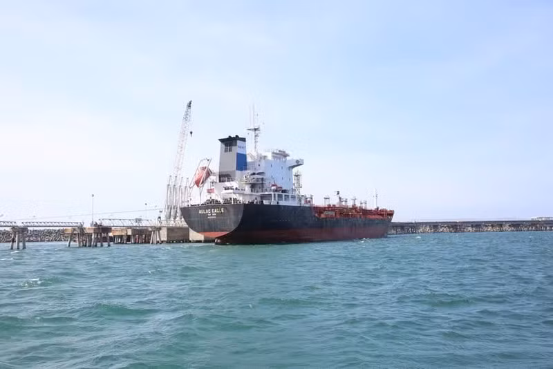 Le navire Au Lac Eagle est venu réceptionner une cargaison d’essence E10 RON95 au terminal Jetty de la raffinerie de Dung Quat. Photo : https://nangluongvietnam.vn