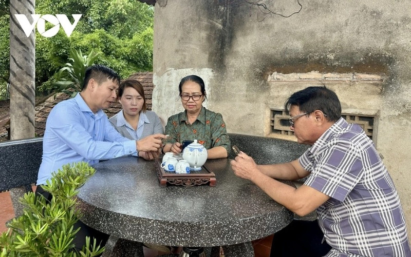 Les membres du Parti et la population de la province de Dak Lak contribuent aux avis sur les projets de documents soumis au XIVᵉ Congrès national du Parti via l’application VNeID. Photo : VOV.