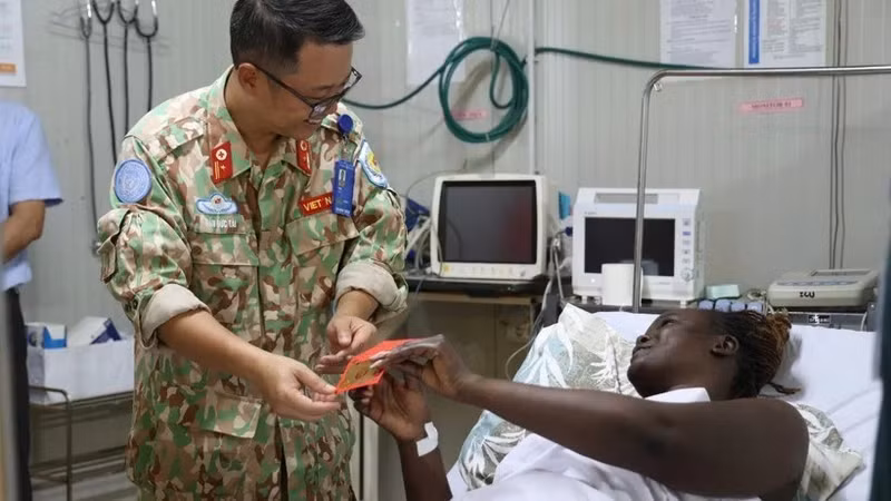 1771479356473-tet-viet-am-ap-giua-bentiu-nhung-li-xi-do-lan-toa-yeu-thuong-20260219075753-11zon.jpg