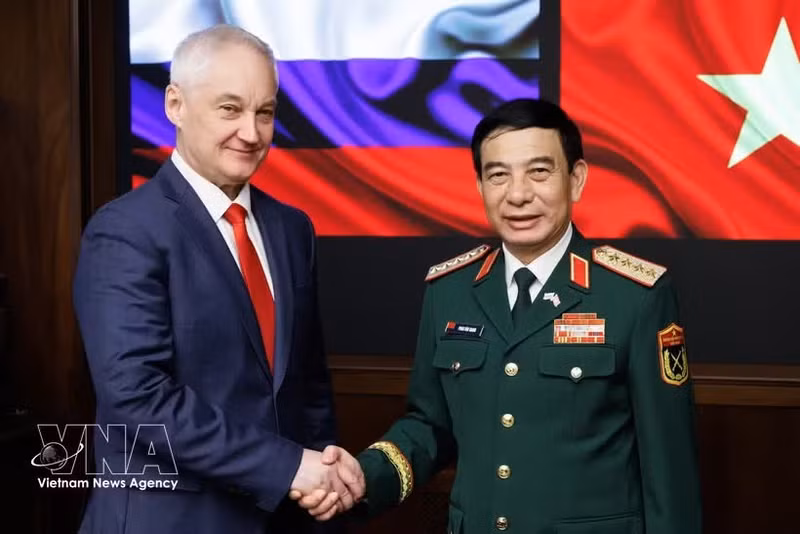 Le général Phan Van Giang, membre du Bureau politique, vice-Premier ministre et ministre vietnamien de la Défense (droite) et le ministre russe de la Défense, Andrey Belousov. Photo : VNA.