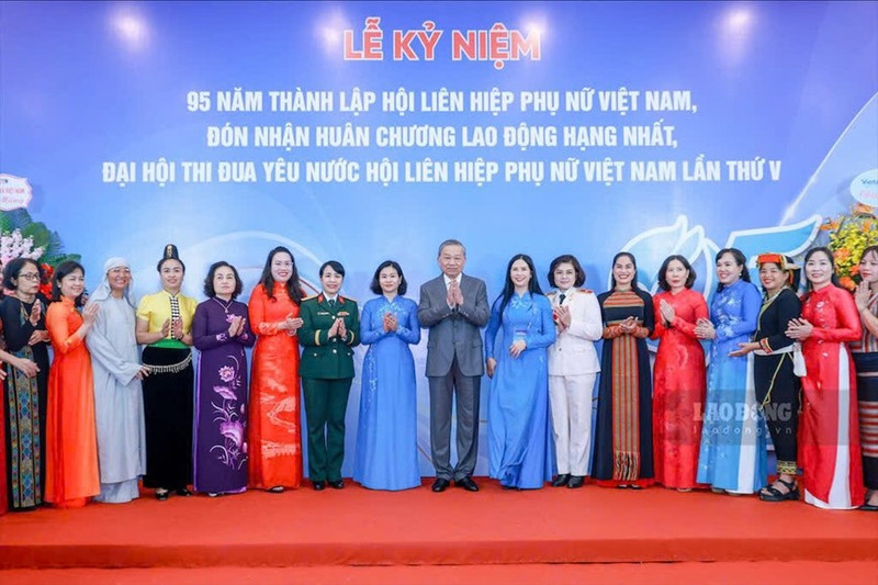 Le secrétaire général du Parti, To Lam et les déléguées au congrès. Photo: LĐO