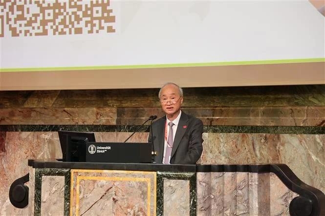 L'ambassadeur du Vietnam en Suisse, Phung The Long prononce le discours d'ouverture de la Journée du Vietnam 2025. Photo : VNA.