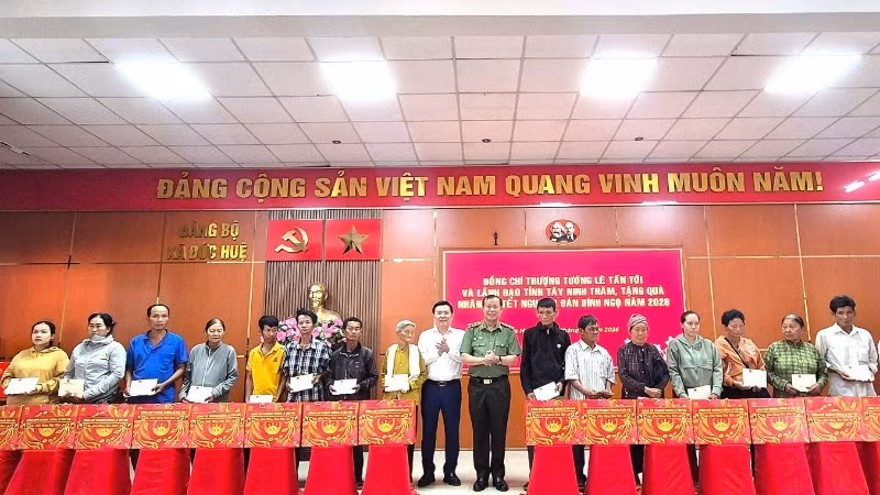 Le général de corps d’armée Le Tan Toi et les dirigeants provinciaux remettent des cadeaux aux habitants en situation difficile dans la zone frontalière de la commune de Duc Hue.