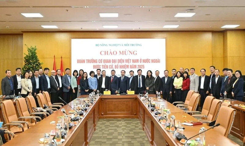 Lors de la rencontre avec les chefs des représentations vietnamiennes à l’étranger proposés et nommés en 2025. Photo : Kieu Chi.