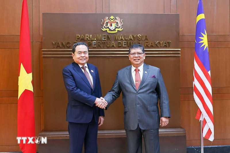Le président de l’Assemblée nationale vietnamienne, Tran Thanh Man (gauche) et le président de la Chambre des représentants de Malaisie, Tan Sri Dato’ Johari bin Abdul. Photo : VNA.