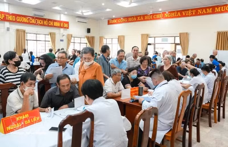 Plusieurs hôpitaux de Hô Chi Minh-Ville ont organisé des consultations médicales gratuites et des activités de reconnaissance à l'intention des personnes méritantes. Photo : VNA.