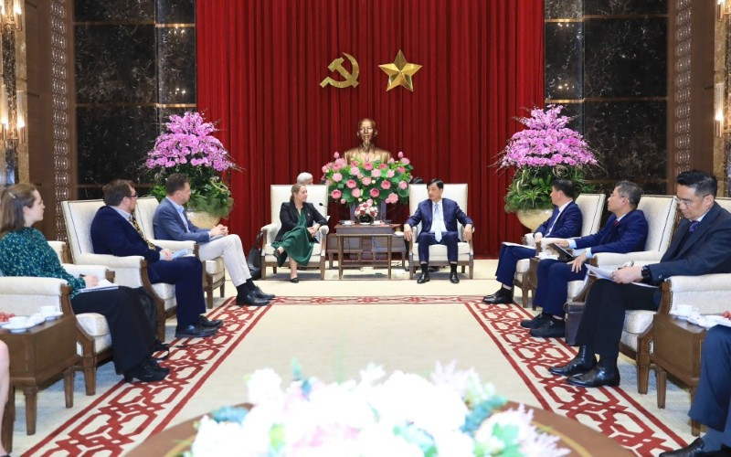 Le membre du Bureau politique et secrétaire du Comité municipal du Parti de Hanoi, Nguyen Duy Ngoc, reçoit la vice-ambassadrice de Finlande au Vietnam, Riikka Seppala.