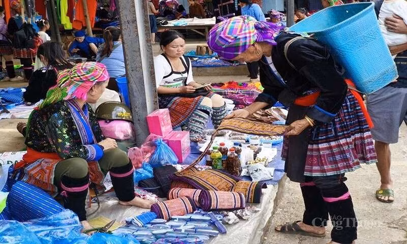 La province de Lai Chau met en œuvre de nombreux mécanismes et politiques visant à stimuler le développement du commerce et des services, en particulier dans les communes de haute montagne et des zones frontalières. Photo : congthuong. 