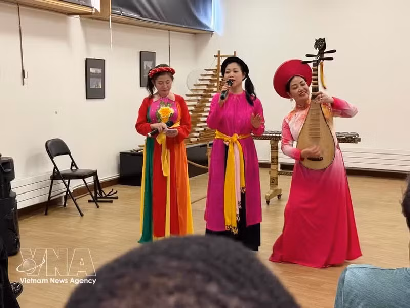 Des artistes interprètent la chanson "Trong Com" (Tambour de riz), traduite en français. Photo : VNA