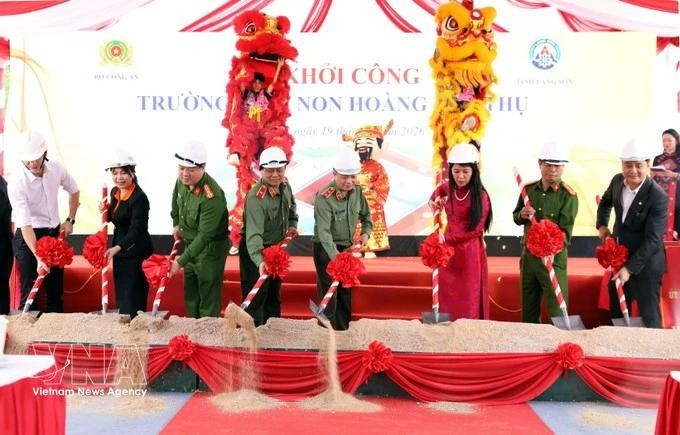 Les réponsables du ministère de la Sécurité publique, de la police de la province de Lang Son et de la province de Lạng Sơn procèdent à la cérémonie de lancement du projet de construction de l’école maternelle de la commune de Hoàng Van Thu (Lang Son). Photo : VNA