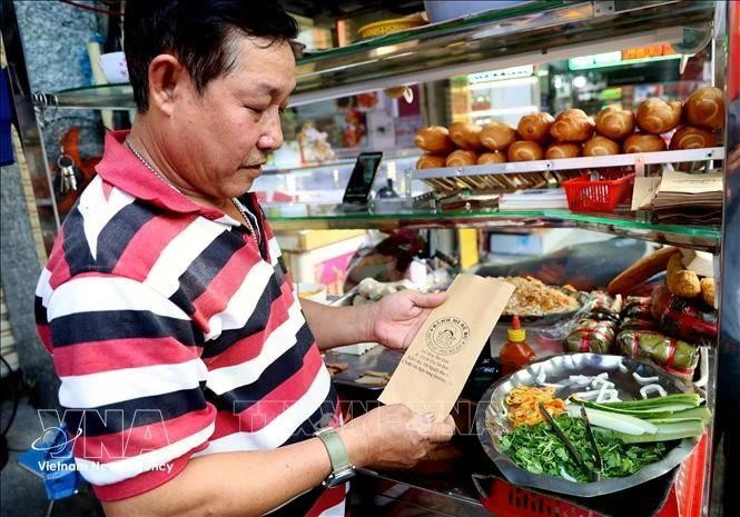 Le terme "bánh mì" est enregistré dans le dictionnaire Oxford depuis 13 ans, qui le décrit comme un célèbre plat vietnamien, créé avec du pain tranché et une garniture très riche composée du pâté, de la viande, des légumes, de la pimentade, des épices, ect. Photo: VNA