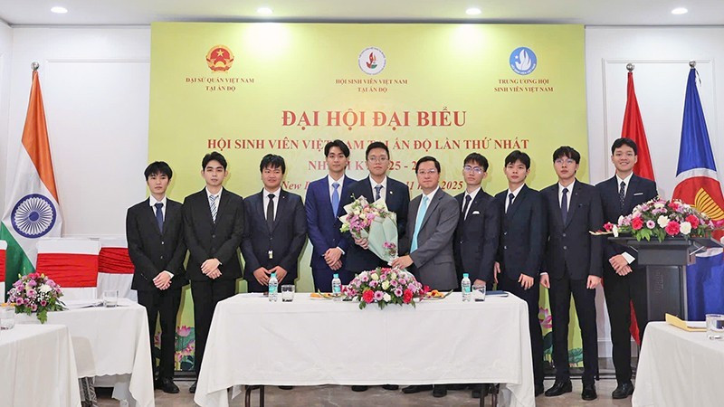 L’ambassadeur Nguyen Thanh Hai (cinquième à partir de la droite) offre des fleurs pour féliciter le Comité exécutif de l’Association des étudiants vietnamiens en Inde, mandat I (2025-2027).