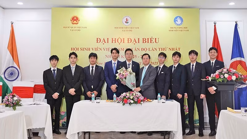 L’ambassadeur Nguyen Thanh Hai (cinquième à partir de la droite) offre des fleurs pour féliciter le Comité exécutif de l’Association des étudiants vietnamiens en Inde, mandat I (2025-2027).
