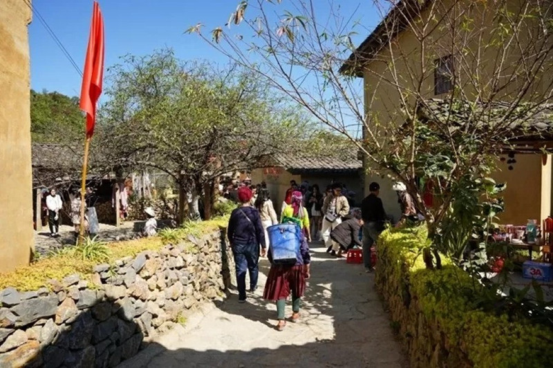 Les visiteurs font la queue pour prendre des photos dans le village. (Photo : Hoang Hieu)
