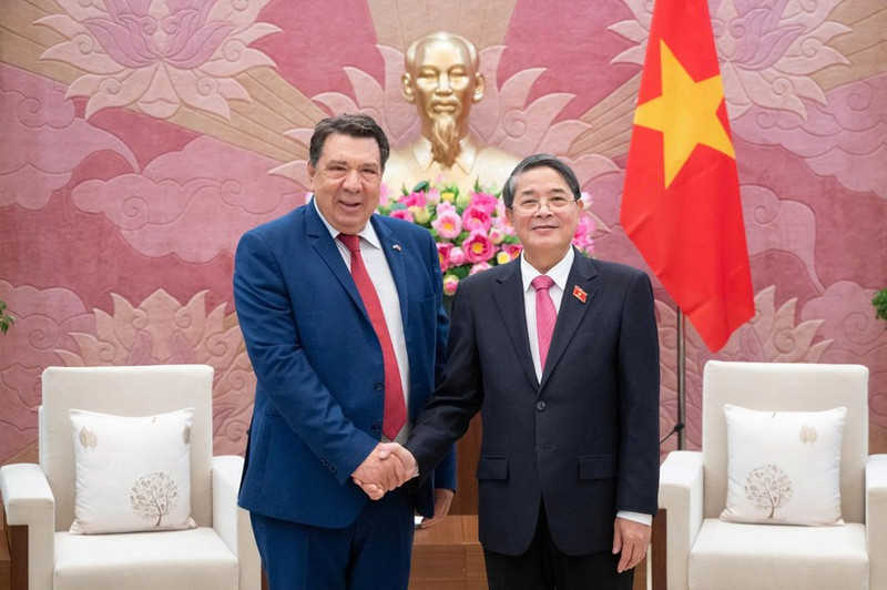 Le vice-président de l’Assemblée nationale du Vietnam, Nguyen Duc Hai (droite), et Gabriel Petris, consul honoraire du Vietnam à Piraeus (Grèce) et président du groupe énergétique Aerius. Photo : quochoi.vn