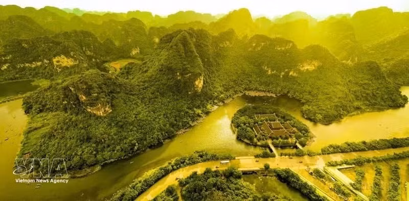 Entre temples, pagodes et paysages de rizières, le complexe paysager de Tràng An est classé au patrimoine mondial de l'UNESCO en 2014. Photo : VNA.