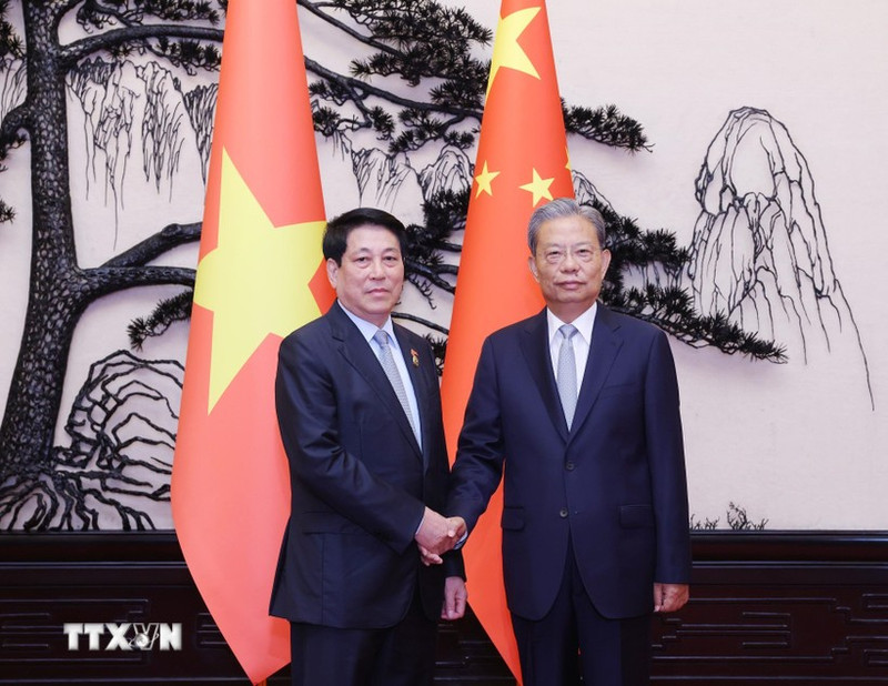Le président Luong Cuong (gauche) et Zhao Leji, membre du Comité permanent du Bureau politique du Comité central du Parti communiste chinois (PCC) et président du Comité permanent de l'Assemblée populaire nationale (APN). Photo : VNA
