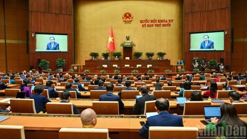 Vue générale de la séance de clôture de la 10e session de la XVe législature de l’Assemblée nationale. (Photo : DUY LINH)