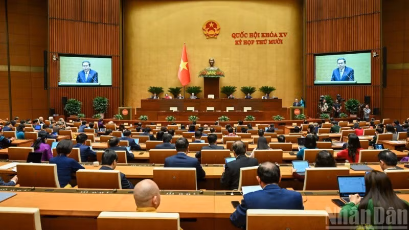 Vue générale de la séance de clôture de la 10e session de la XVe législature de l’Assemblée nationale. (Photo : DUY LINH)