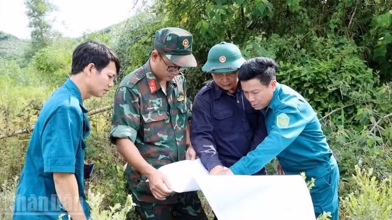 Les équipes de recherche délimitent une zone et déterminent les coordonnées d’un site susceptible d’abriter une sépulture de soldats tombés pour la Patrie, sur la base des informations recueillies. (Photo : DUONG QUANG TIEN)