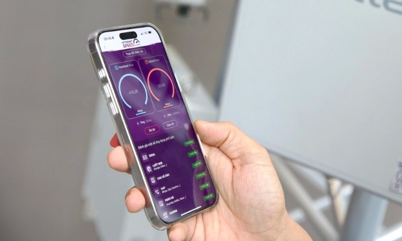 Une personne utilisant l’application i-Speed pour mesurer la vitesse de la 5G. Photo : Luu Quy.