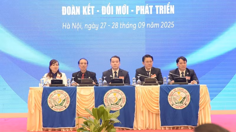 Représentants du Comité exécutif de la Fédération des arts martiaux traditionnels vietnamiens. Photo : NDEL.