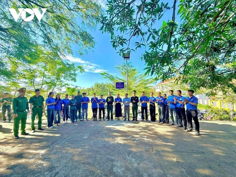 Les jeunes du poste des gardes-frontières d’An Hai, relevant du Commandement des Gardes-frontières de la province de Dak Lak, ont coordonné leurs actions avec les forces compétentes afin de renforcer la sensibilisation aux élections dans le cadre du « Mois de mars aux frontières » dans la commune d’O Loan. Photo: VOV