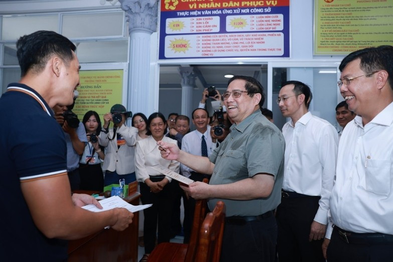 Le Premier ministre Pham Minh Chinh effectue une inspection du fonctionnement du modèle d’administration locale à deux niveaux à An Giang. Photo : VNA.