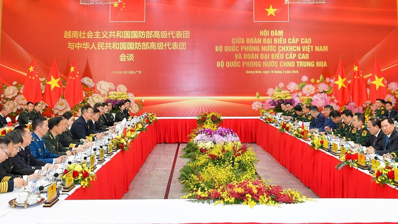 Entretien entre général d’armée Phan Van Giang, ministre de la Défense du Vietnam, et son homologue chinois, le général de corps d'armée Dong Jun. Photo: VNA