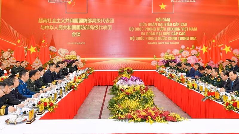 Entretien entre général d’armée Phan Van Giang, ministre de la Défense du Vietnam, et son homologue chinois, le général de corps d'armée Dong Jun. Photo: VNA