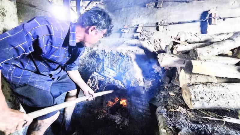 Allumer les fours à charbon de la coopérative Tan Phat.