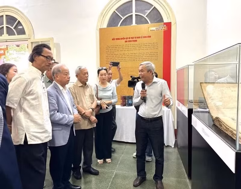 Les visiteurs sont informés des objets exposés lors du vernissage.