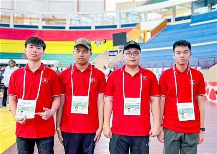 Les quatre lycéens vietnamiens ayant participé à l'IOI 2025. Photo: VNA