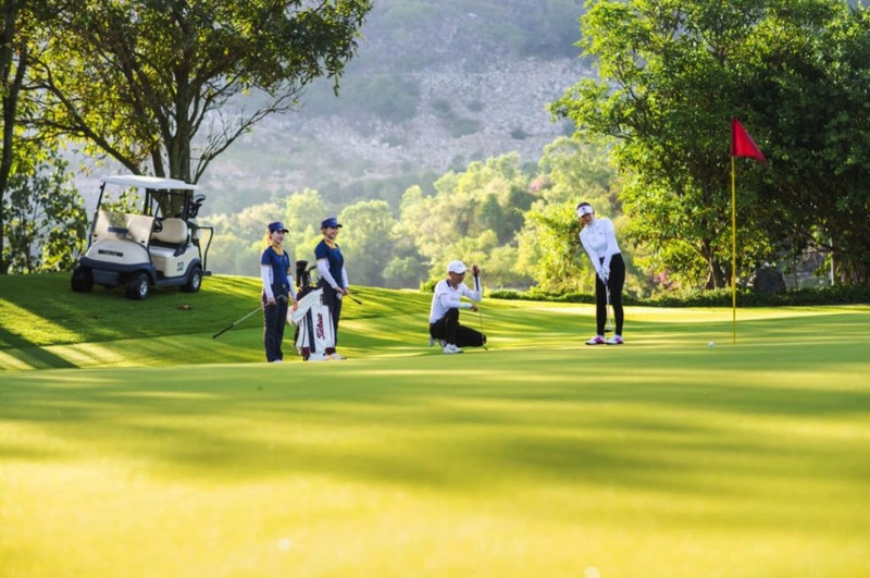 Le Vietnam dispose de nombreux parcours de golf aux normes internationales, ce qui en fait une destination attrayante pour les amateurs de golf. Photo : Vinpearl Golf Nha Trang.