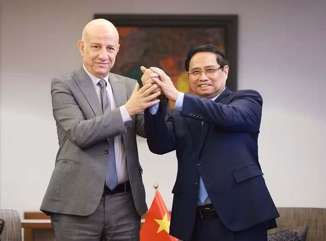 Le Premier ministre vietnamien Pham Minh Chinh (droite) et le secrétaire général du Front de libération nationale algérien (FLN), Abdelkrim Benmbarek. Photo: VNA