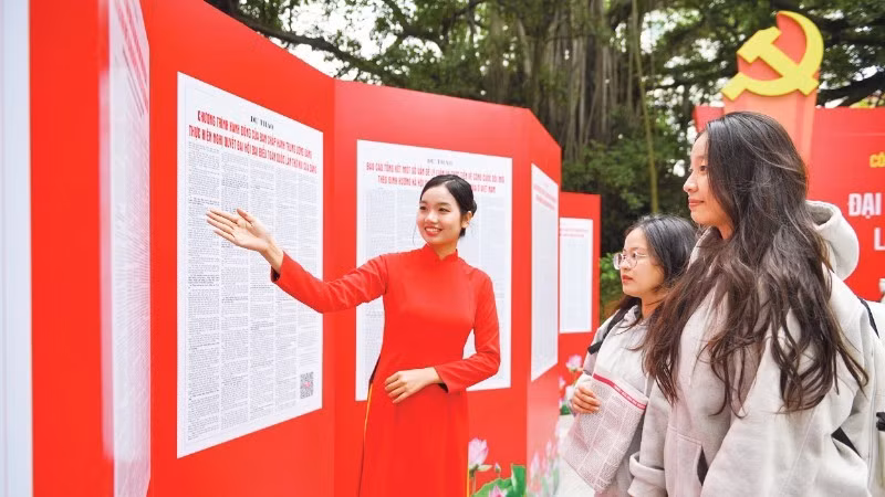 L’espace d’exposition « Texte intégral du projet des documents du XIVe Congrès du Parti » au siège du journal Nhan Dan attire de nombreux visiteurs venus lire et découvrir les contenus présentés. (Photo : The Dai).