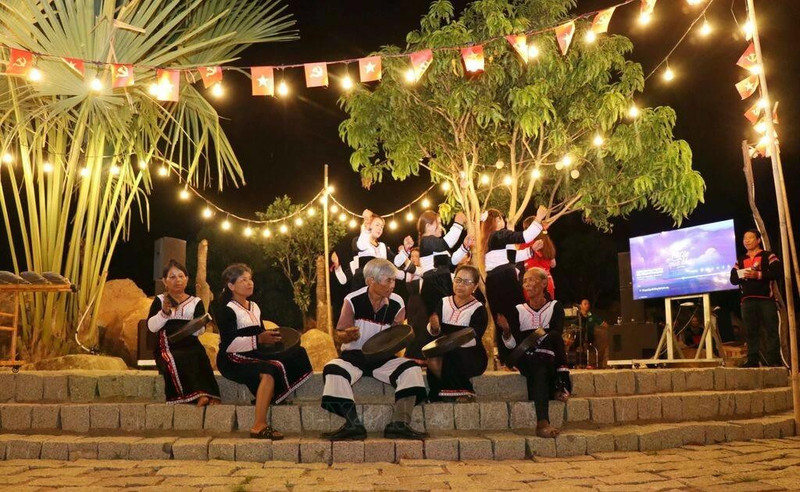 Spectacle culturel interprété par des membres de l'ethnie Ede au service des touristes. Photo : VNA.