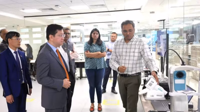 L’ambassadeur Nguyen Thanh Hai visite le Centre d’intelligence artificielle (AI CoE). (Photo : Bureau du commerce du Vietnam en Inde)