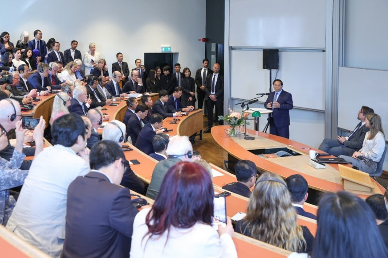 Le Premier ministre Pham Minh Chinh visite et prononce le 12 juin (heure locale) un discours de politique à l’Université d’économie de Stockholm. Photo : VNA.