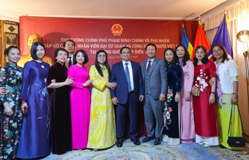 Le Premier ministre Pham Minh Chinh, accompagné de son épouse, rencontre le personnel de l’ambassade et des représentants de la communauté vietnamienne en Suède. Photo : VGP.
